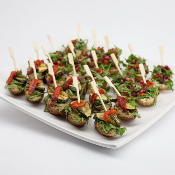 Crostini mit gegrilltem Gemüse und cremiger Guacamole von ehab Catering