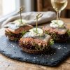 Pumpernickel-mit-geraeuchertem-Forellenfile von ehab catering