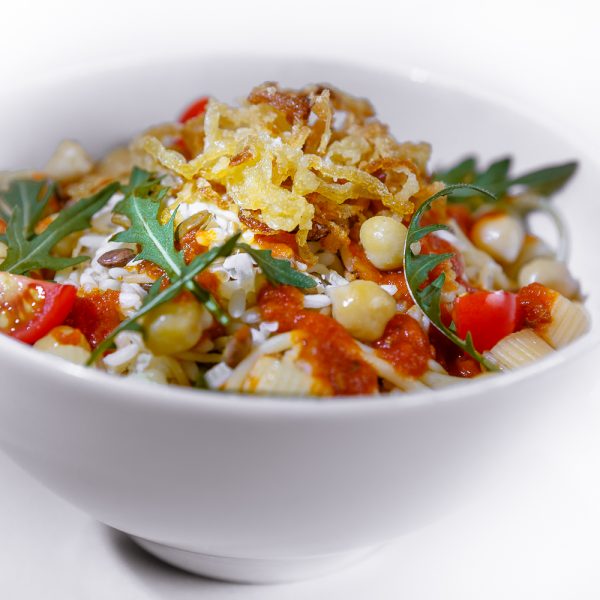 Ägyptisches Koshary mit Nudeln, Linsen, Reis,Kichererbsen und karamellisierten Zwiebeln von ehab Catering