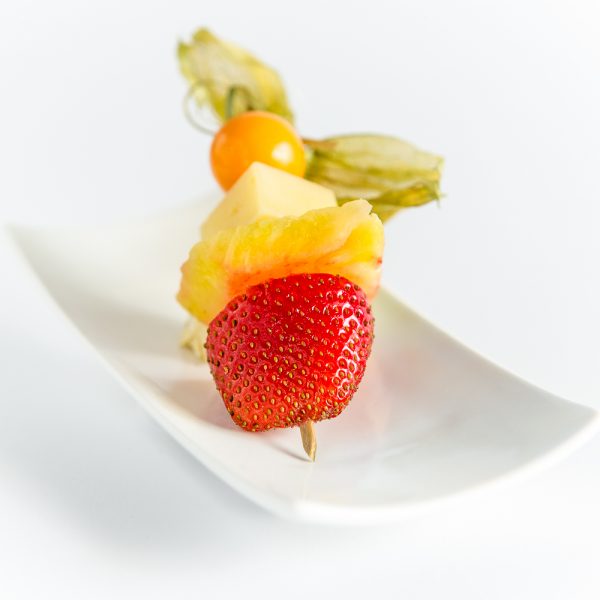 Käse-Obstspieße mit Käsewürfeln, Physalis, Ananas und Weintrauben von ehab Catering
