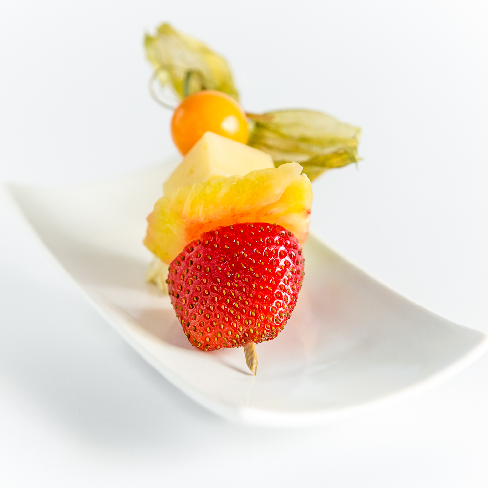 Käse-Obstspieße mit Käsewürfeln, Physalis, Ananas und Weintrauben von ehab Catering