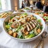 Caesar Salat mit Hähnchen in der Schüssel von ehab catering