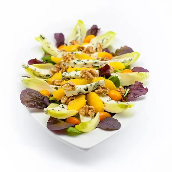 Blattsalat-mit-Birnenspalten-Roquefort-Kaese-und-geroesteten-Walnuessen-von-ehab-Catering.