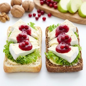 belegte-broetchen-Camembert-Preiselbeeren.