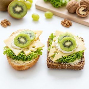 belegte-brotchen -Emmentaler, Frischkäse, Kiwi