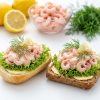 Belegte halbe Brötchen mit Krabbencocktail und frischem Dill von ehab Catering
