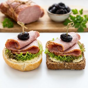 Belegte halbe Brötchen mit Kasslerbraten und Backpflaume am Spieß von ehab Catering